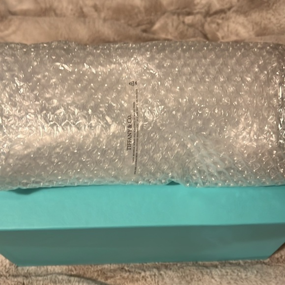 Brand new Tiffany & Co. set of two crystal stemware champagne flutes - Picture 2 of 6